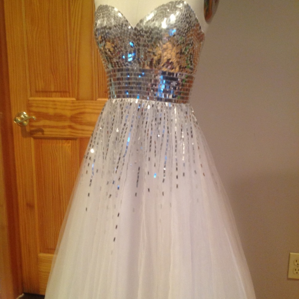 Dress - Picture 2 of 4